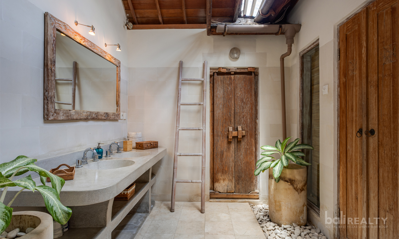 Charming Balinese Bohemian Three-Bedroom Villa with Long Lease in Prime Seminyak 2954 — image 14