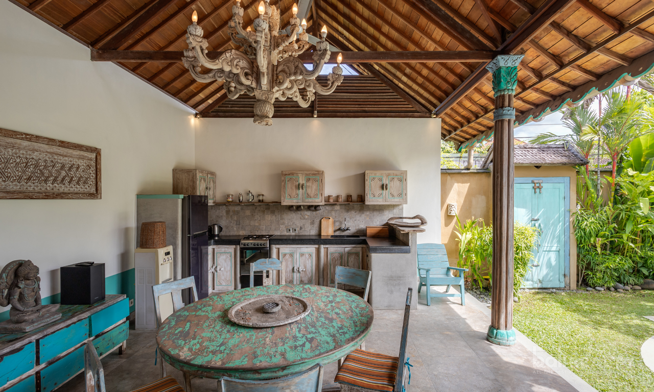 Charming Balinese Bohemian Three-Bedroom Villa with Long Lease in Prime Seminyak 2954 — image 4