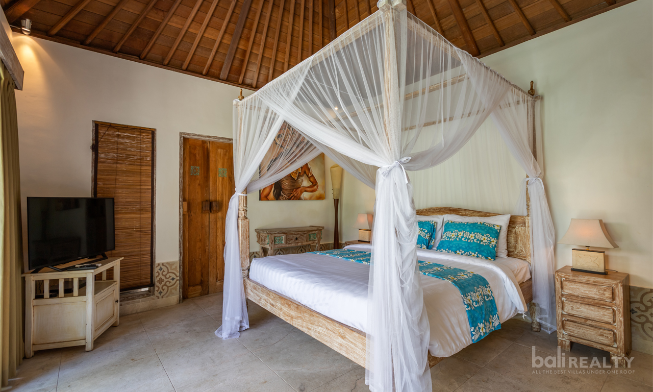 Charming Balinese Bohemian Three-Bedroom Villa with Long Lease in Prime Seminyak 2954 — image 6