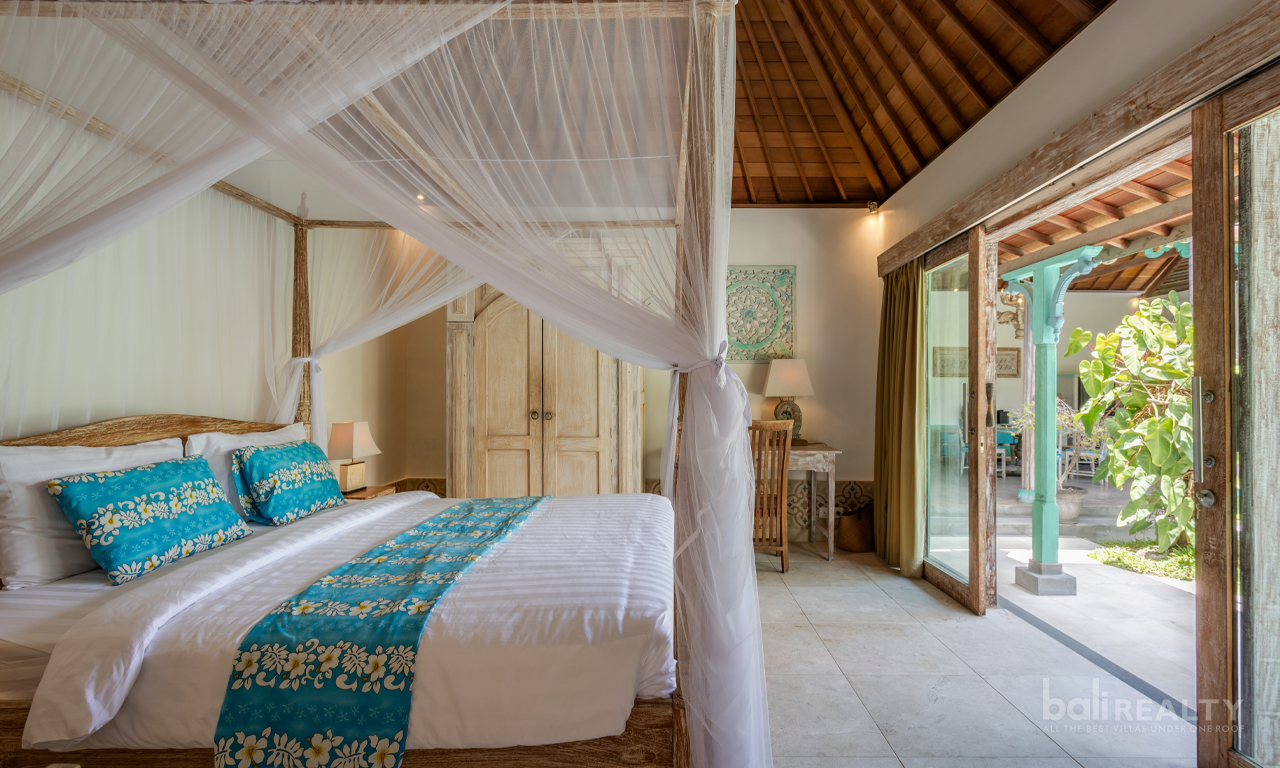 Charming Balinese Bohemian Three-Bedroom Villa with Long Lease in Prime Seminyak 2954 — image 7