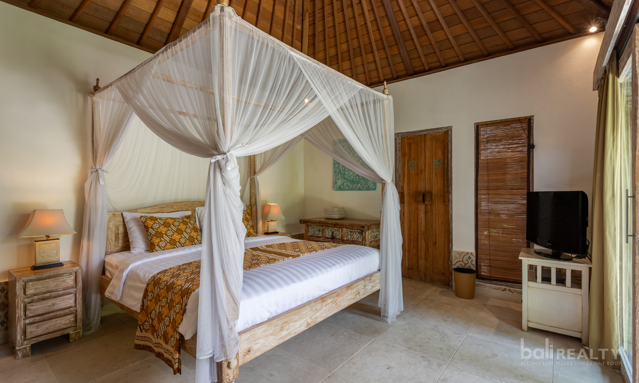 Charming Balinese Bohemian Three-Bedroom Villa with Long Lease in Prime Seminyak 2954 — image 8