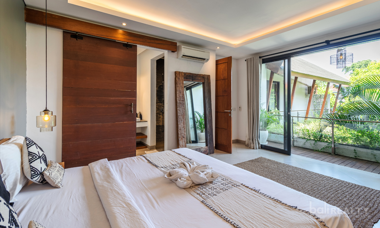 Highly Desirable 80 Year Leasehold Three-Bedroom Villa in Central Seminyak – Just a Short Walk to the Beach 2957 — image 3