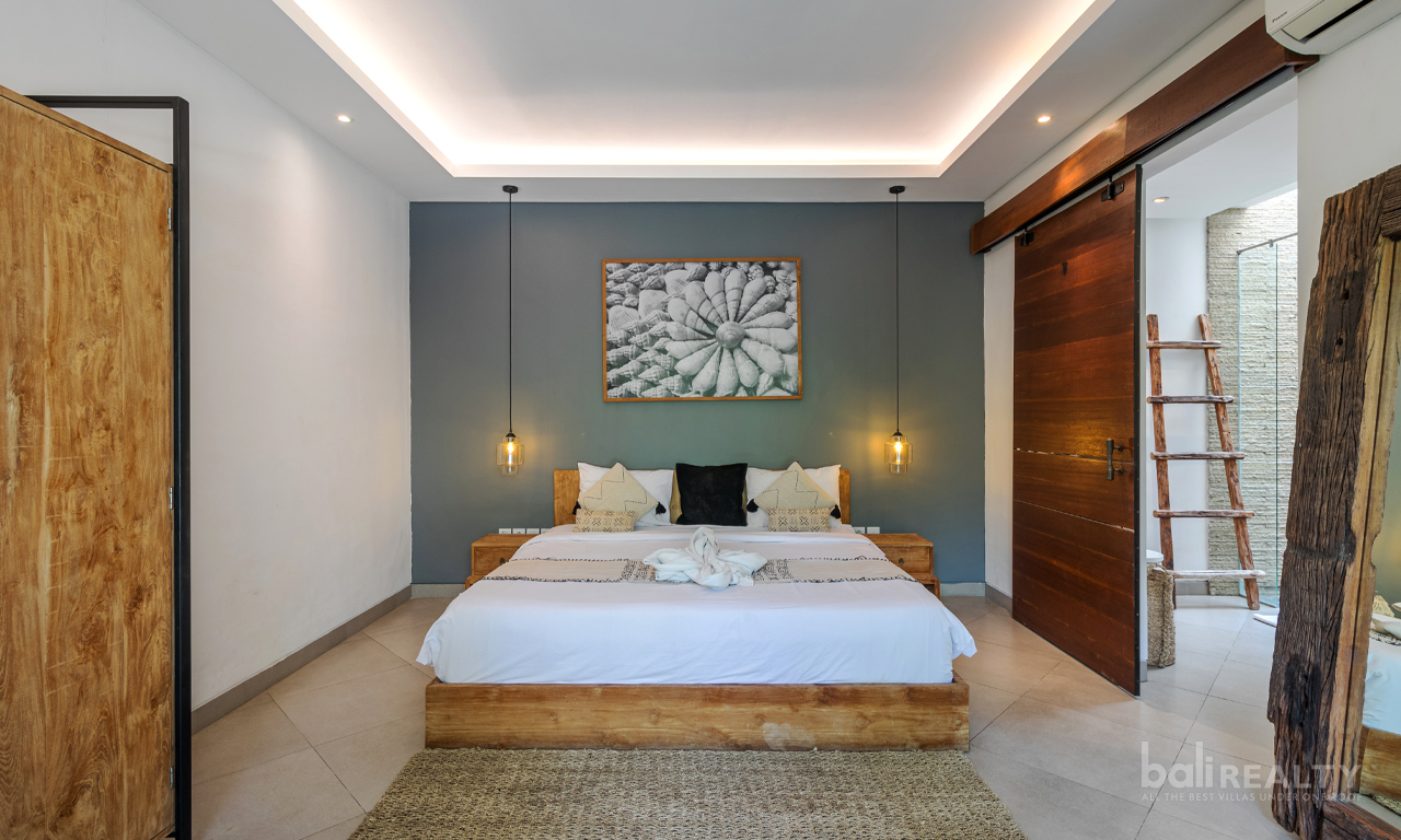 Highly Desirable 80 Year Leasehold Three-Bedroom Villa in Central Seminyak – Just a Short Walk to the Beach 2957 — image 6