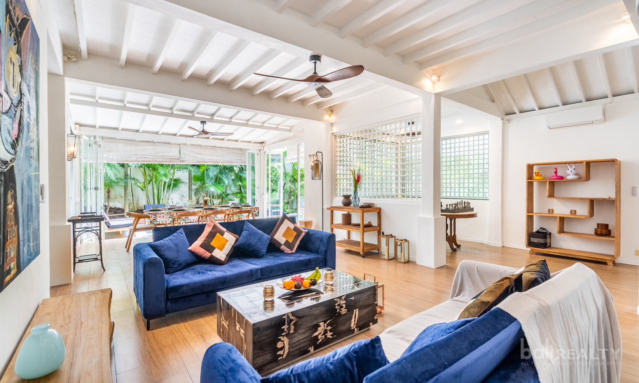 Strategically Located in Seminyak – Unique Three-Bedroom Leasehold Villa 2982 — image 2