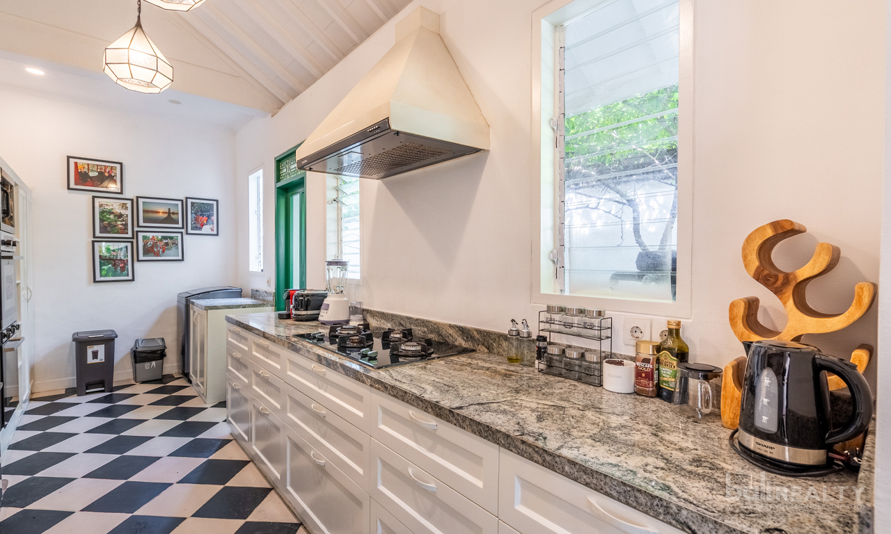 Strategically Located in Seminyak – Unique Three-Bedroom Leasehold Villa 2982 — image 5