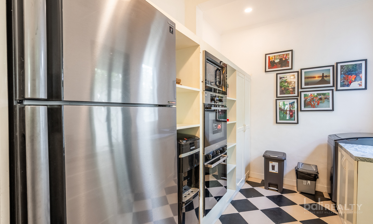 Strategically Located in Seminyak – Unique Three-Bedroom Leasehold Villa 2982 — image 6