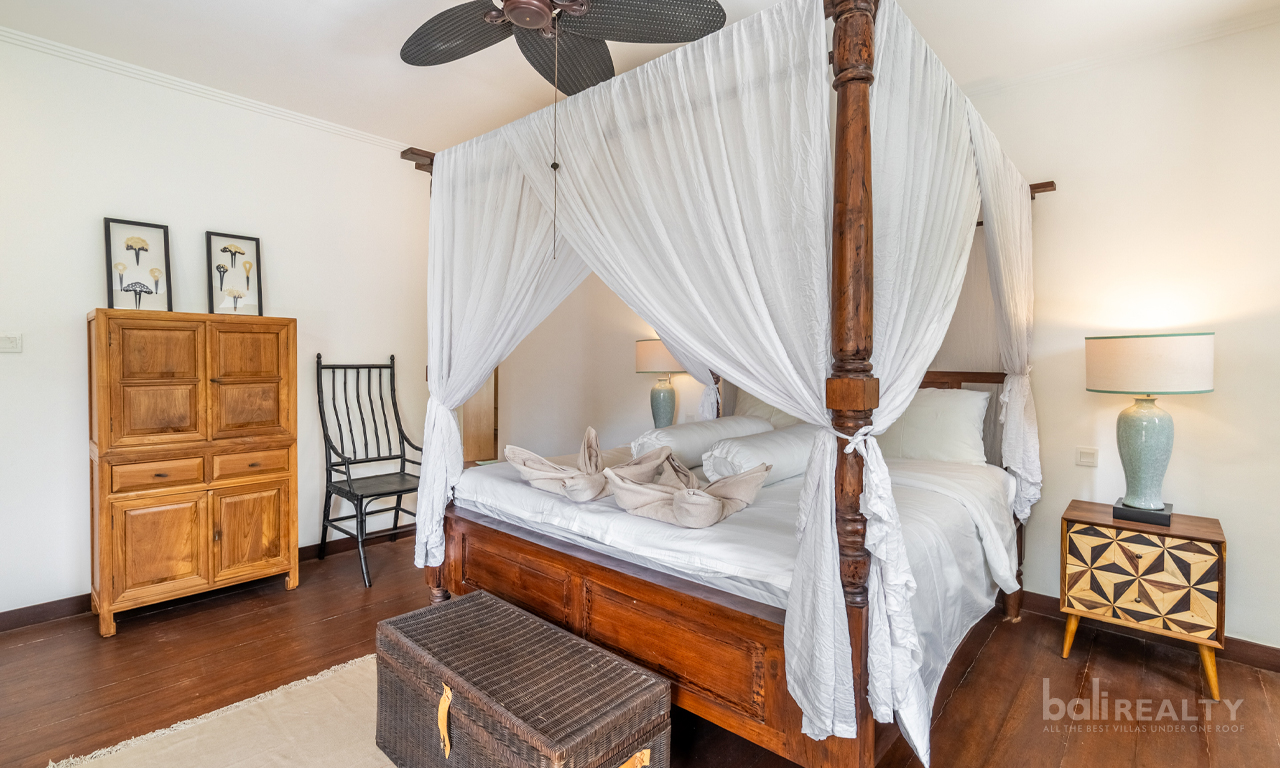 Strategically Located in Seminyak – Unique Three-Bedroom Leasehold Villa 2982 — image 8