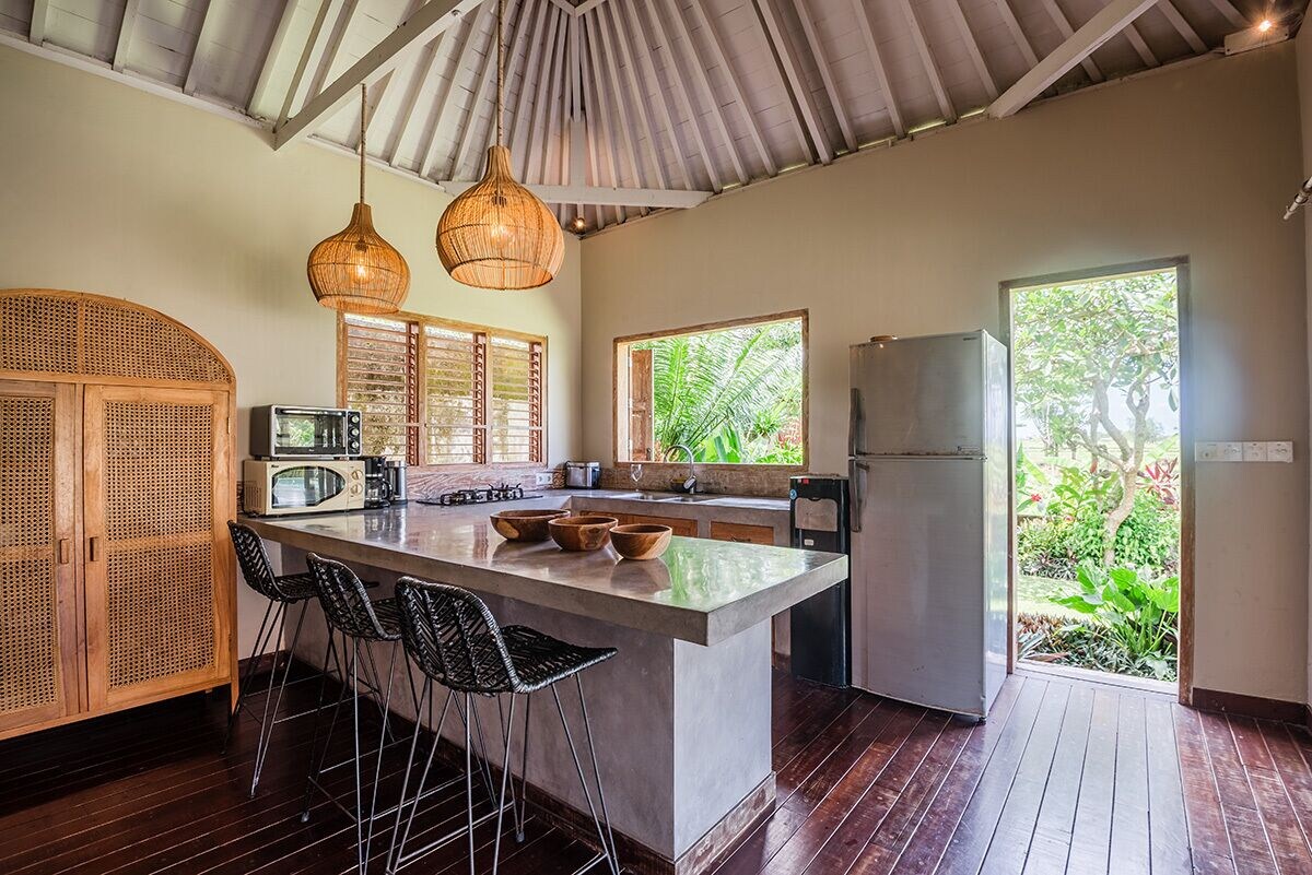 Spacious 4-Bedroom Villa with Rice Field Views in Babakan — image 10