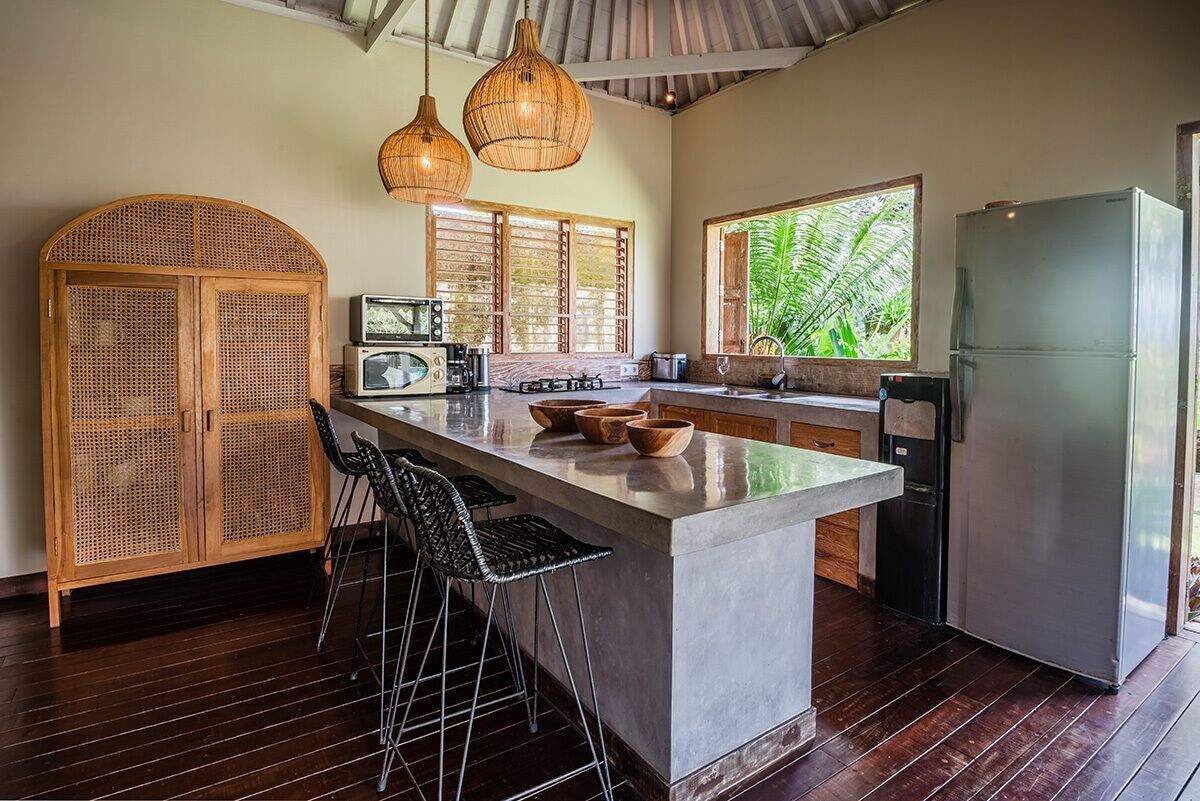 Spacious 4-Bedroom Villa with Rice Field Views in Babakan — image 11