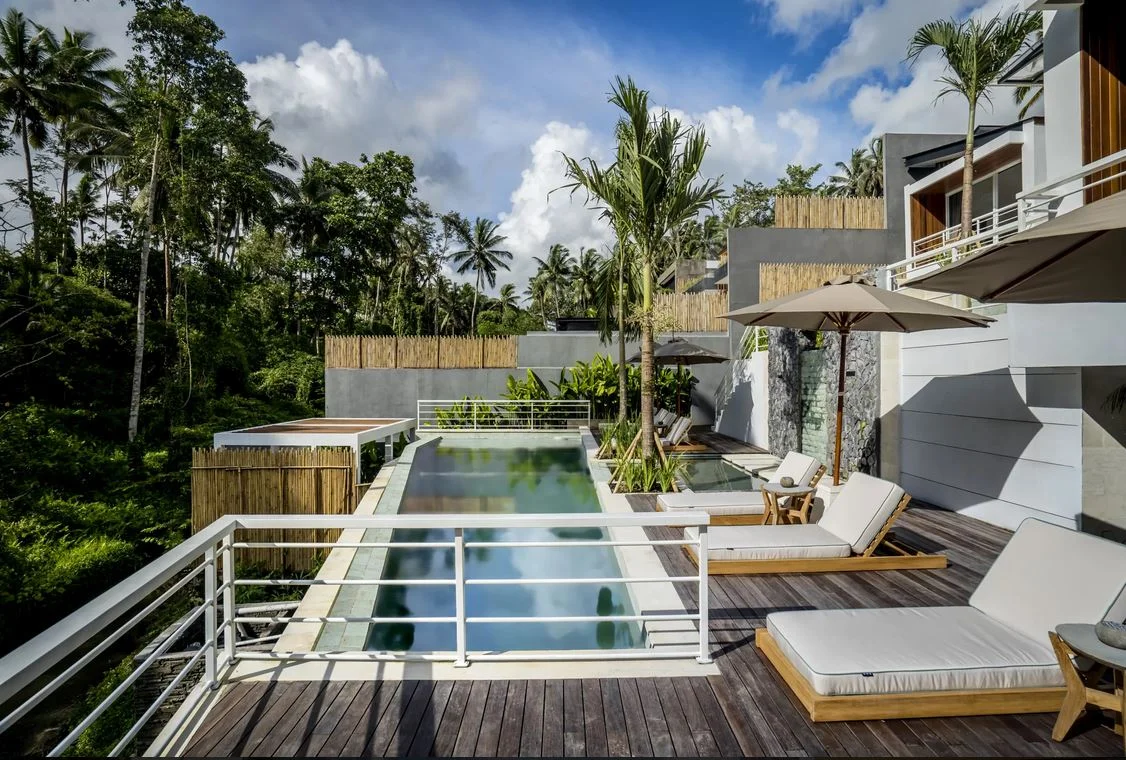 Luxurious 5BR Villa Infinity Pool, Jungle Views Ubud, Pejen — image 3