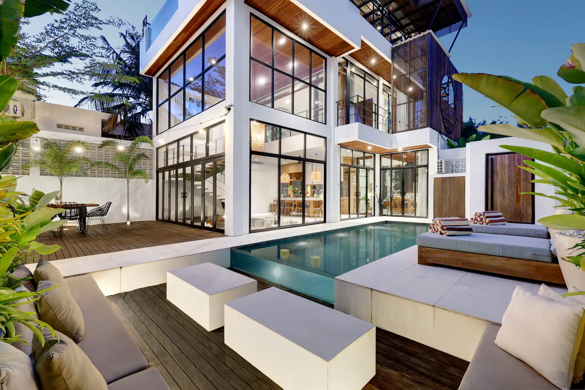 Twin Pool Retreat 4 Bedroom Private Villa in Canggu