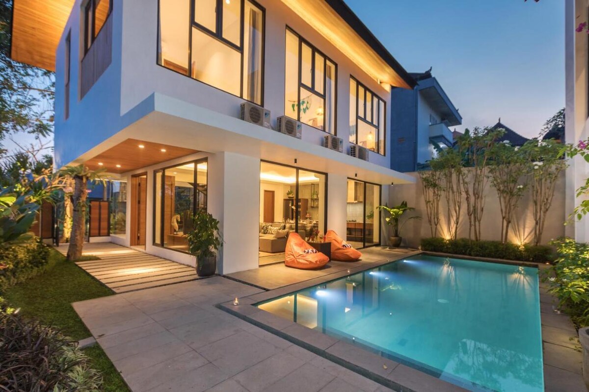 Superb Modern Estate 6 Bedroom Private Villa in Canggu — image 1