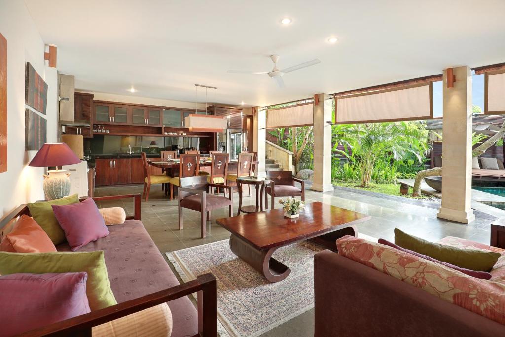 Sunlit Luxe Sanctuary 3 Bedroom Private Villa in Jimbaran