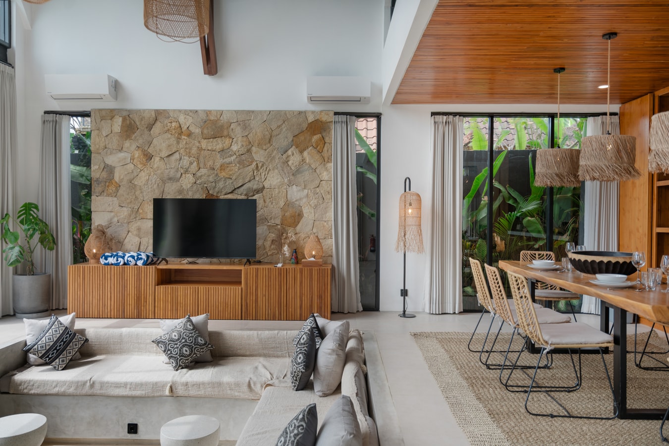 Tukad Hut - 2BR Rustic Villa with Pool, Near Cafés in Dalung, Bali — image 3