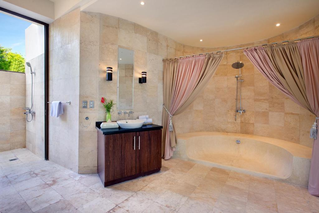 Lavish Hilltop Escape Private Villa in Jimbaran — image 7