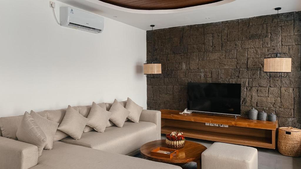 Beachside Surf Retreat 2 Bedroom Private Villa in Canggu — image 1