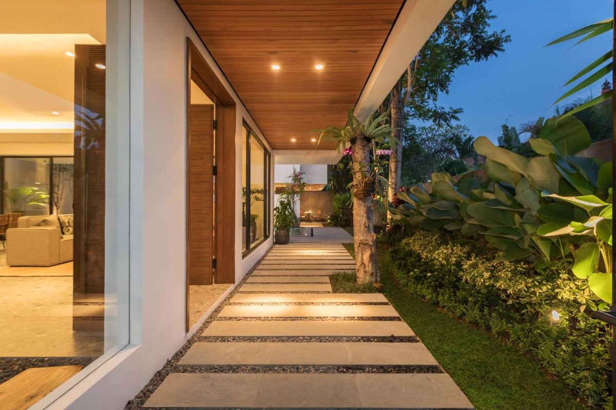 Superb Modern Haven 4 Bedroom Private Villa in Canggu — image 9