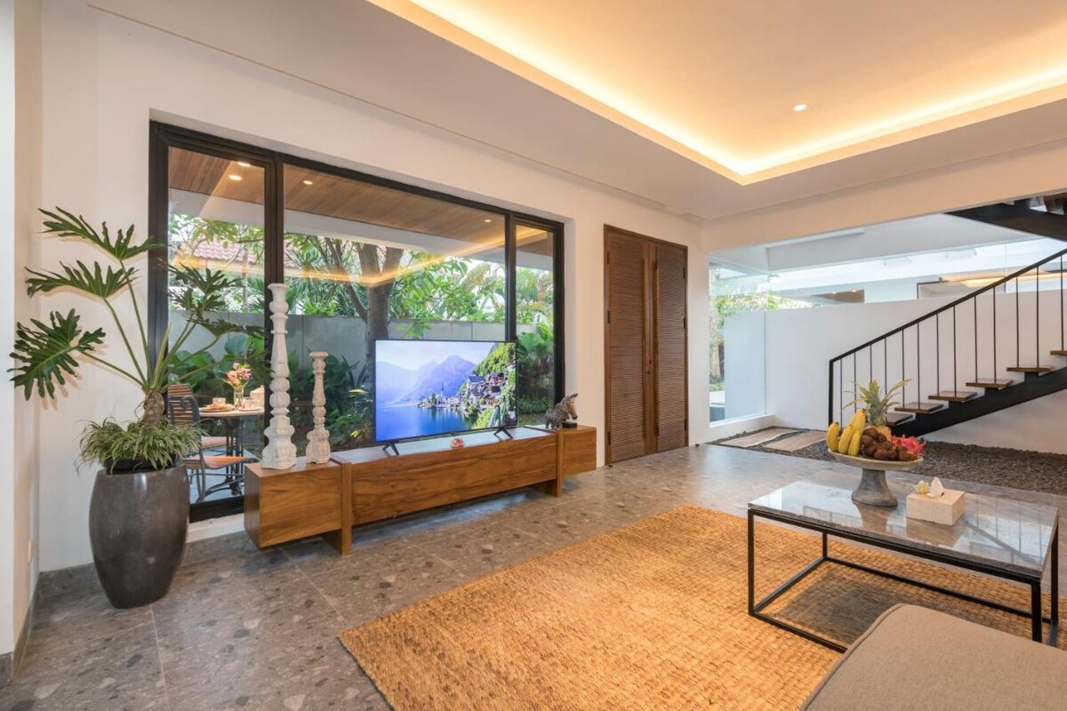 Superb Modern Estate 6 Bedroom Private Villa in Canggu — image 2
