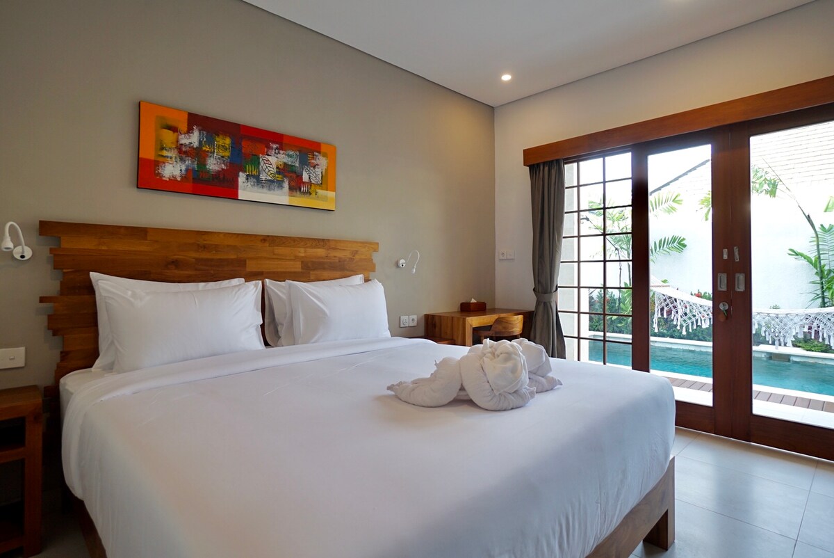 Joyful Poolside Retreat 3 Bedroom Private Villa in Canggu — image 5
