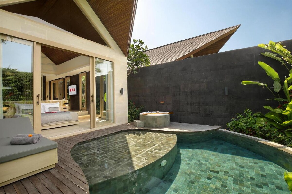Romantic Honeymoon Escape Private Villa in Canggu — image 8