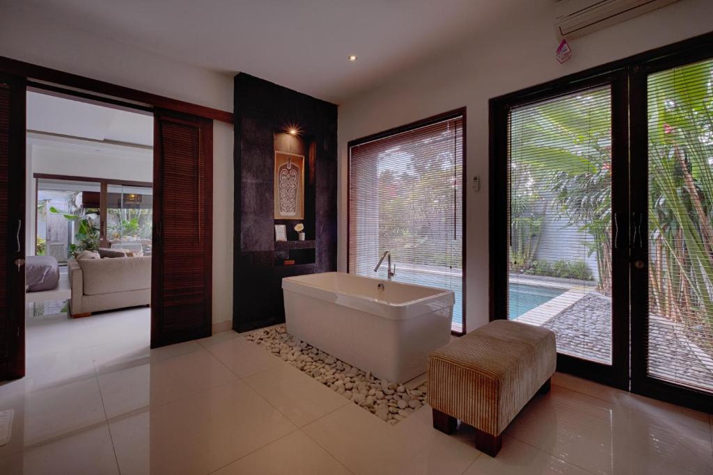 Romantic Poolside Hideaway 1 Bedroom Private Villa in Canggu — image 2