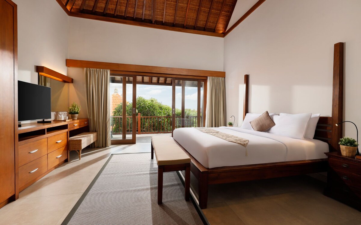 Snug Tropical Gathering 6 Bedroom Private Villa in Canggu — image 7