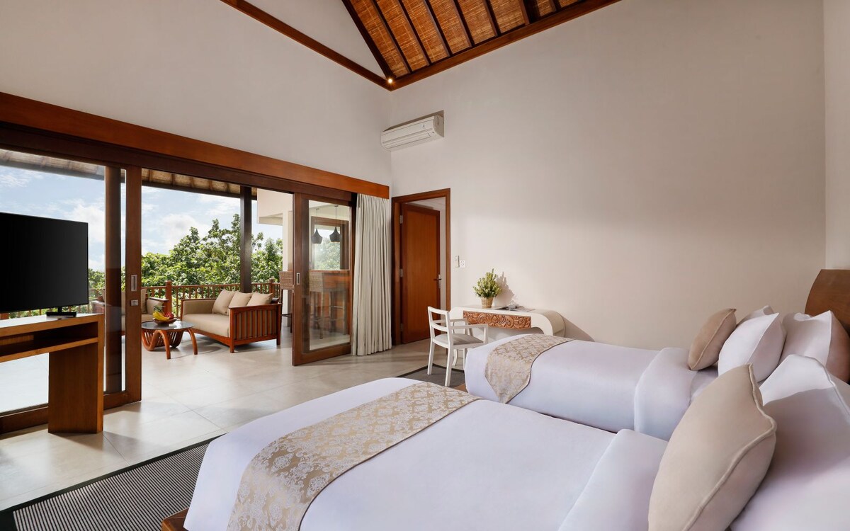 Snug Tropical Gathering 6 Bedroom Private Villa in Canggu — image 3