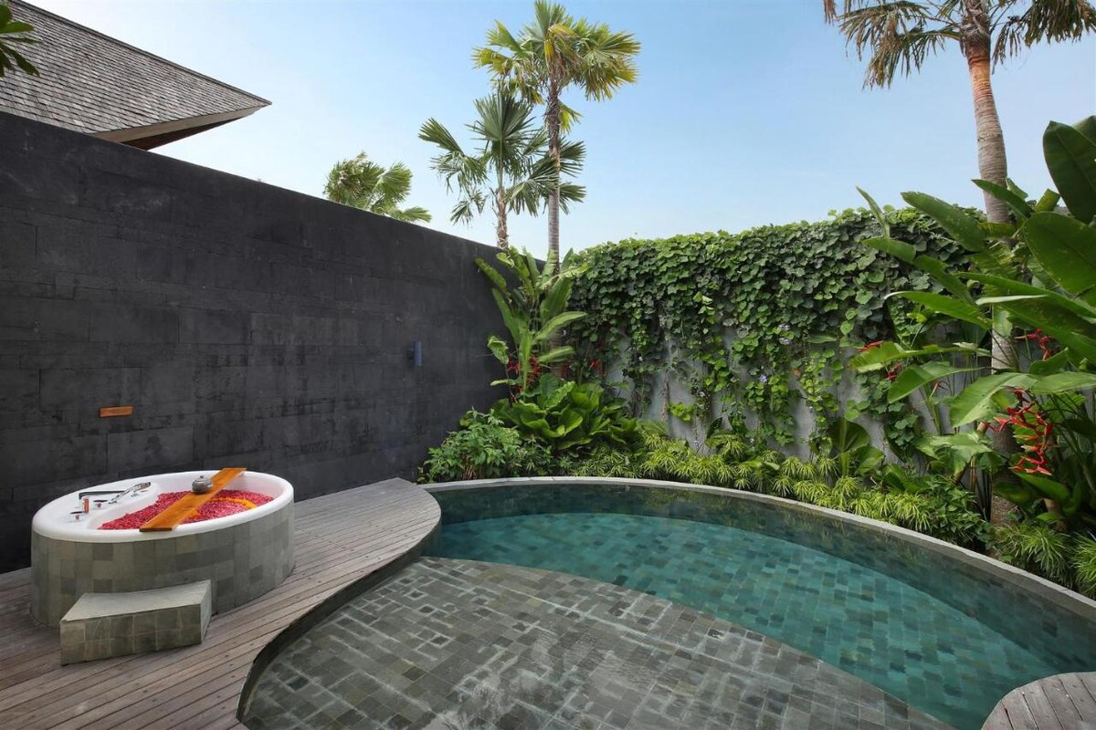 Romantic Honeymoon Escape Private Villa in Canggu — image 11