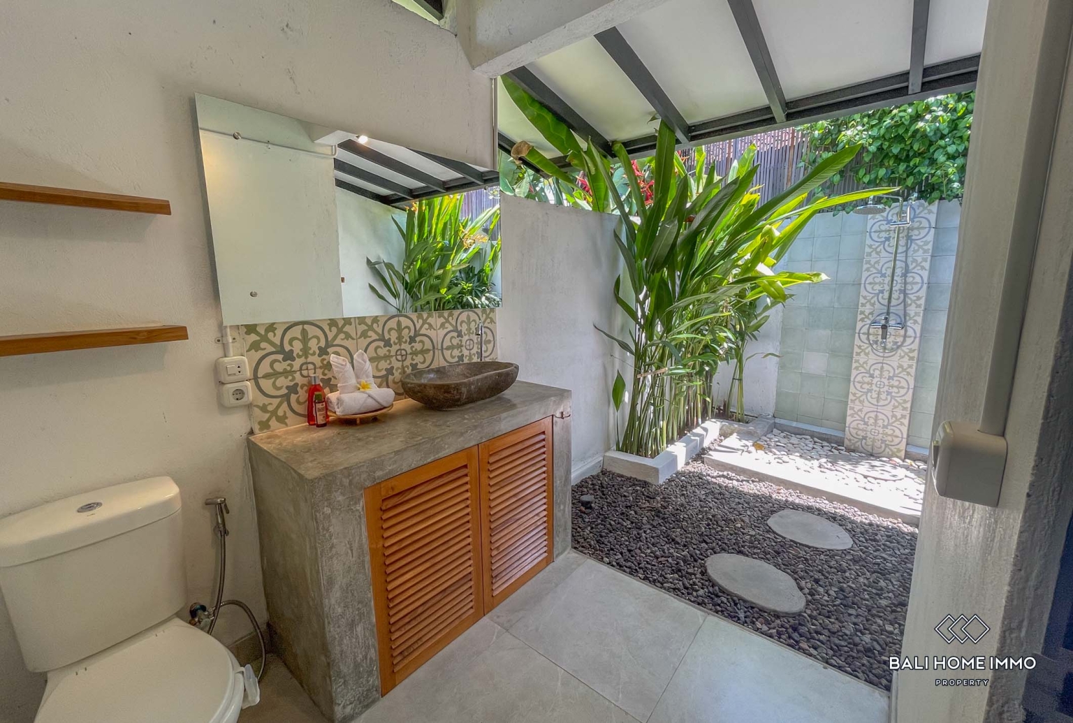 Beautiful 2 Bedrooms villa for rental in Bali Canggu residential side Buduk — image 9