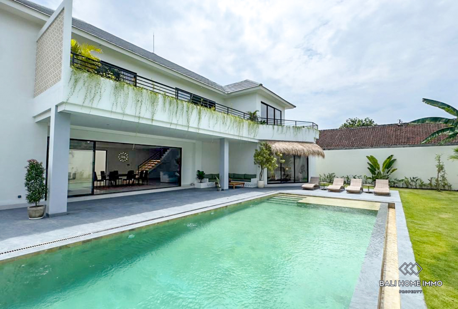 Brand new 3 Bedrooms villa for rentals in Bali Seminyak residential side