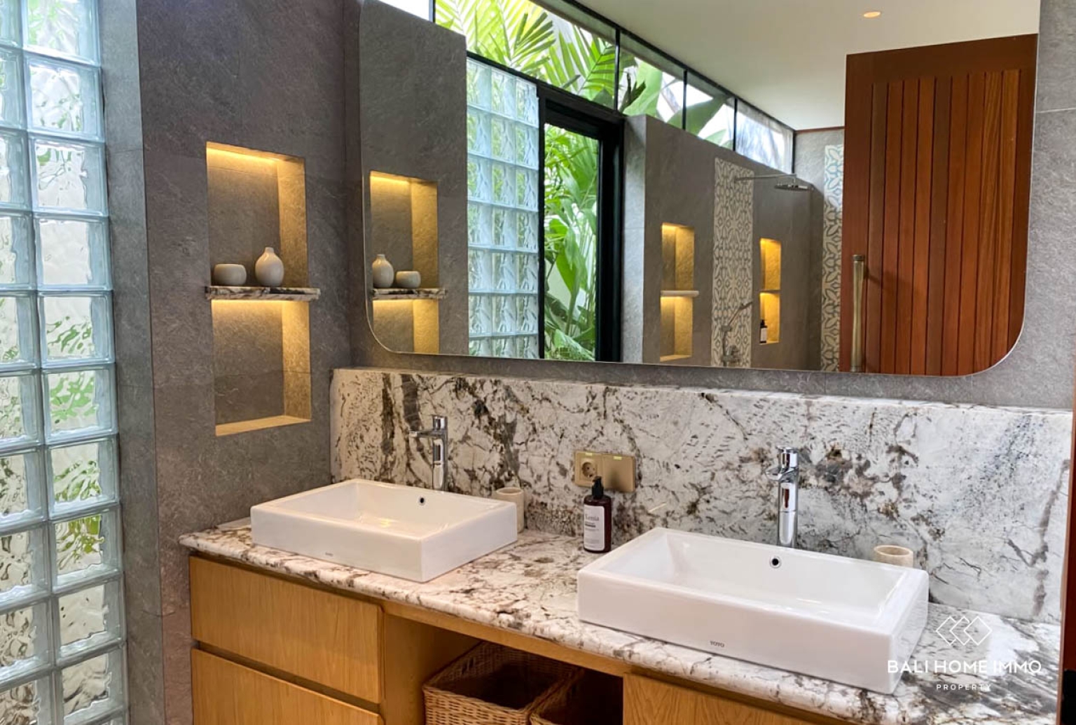 BRAND NEW MODERN 4 BEDROOM VILLA FOR RENT IN TUMBAK BAYUH — image 16