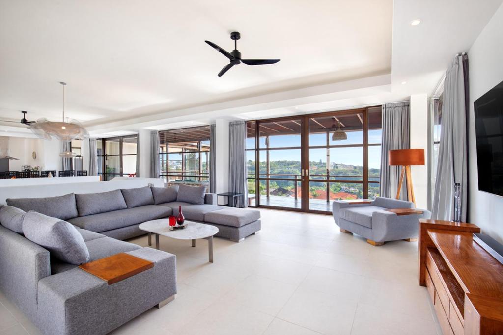 Lavish Hilltop Escape Private Villa in Jimbaran — image 2