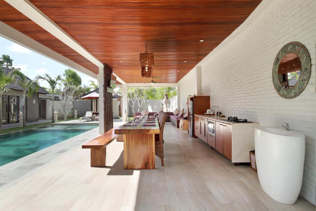 Sunny Beachside Haven 4 Bedroom Private Villa in Jimbaran — image 1