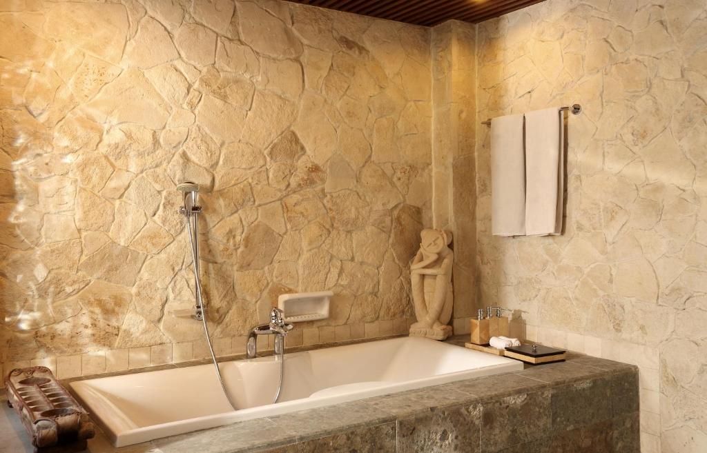 Royal Coastal Retreat 2 Bedroom Private Villa in Jimbaran — image 4