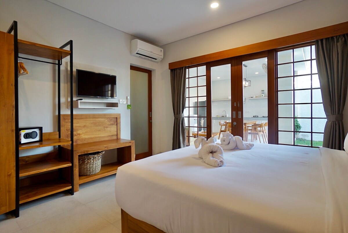 Joyful Poolside Retreat 3 Bedroom Private Villa in Canggu — image 3