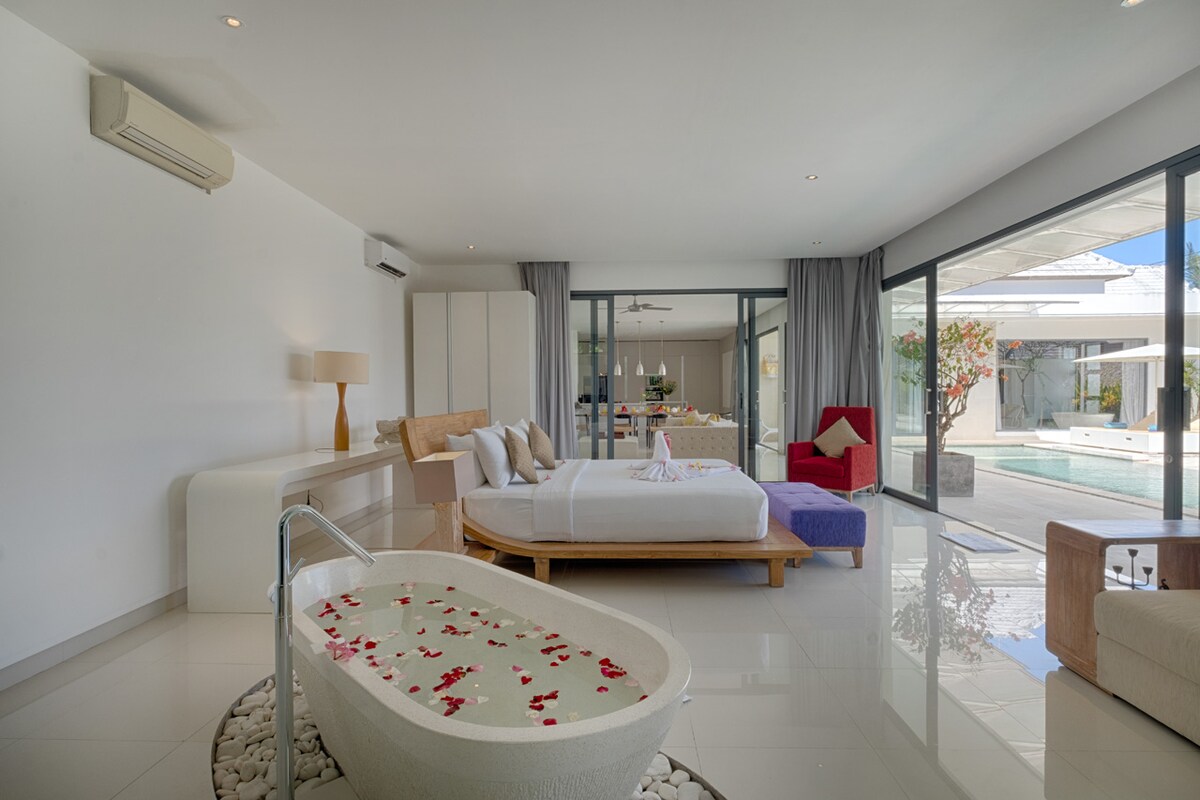 Elegant Whitewashed Haven 3 Bedroom Private Villa in Canggu — image 2