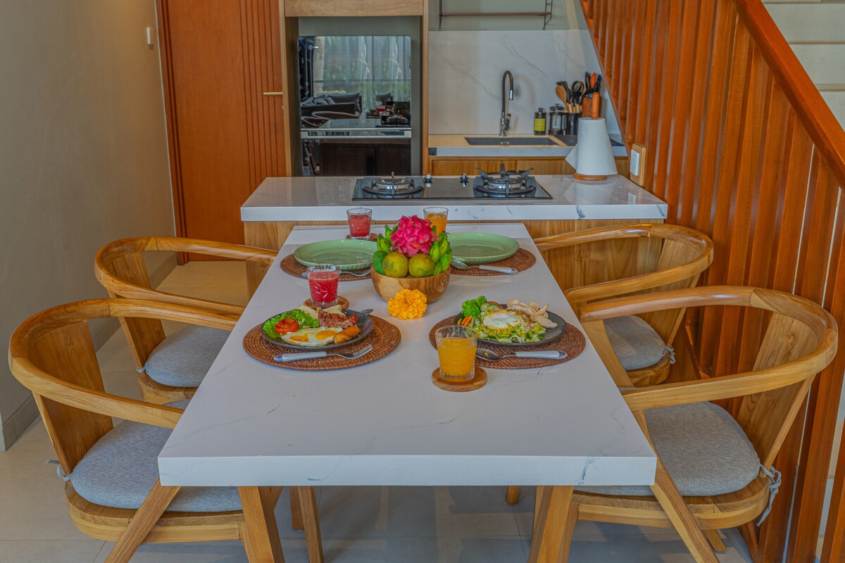 Central Tropical Hideaway 3 Bedroom Private Villa in Canggu — image 6