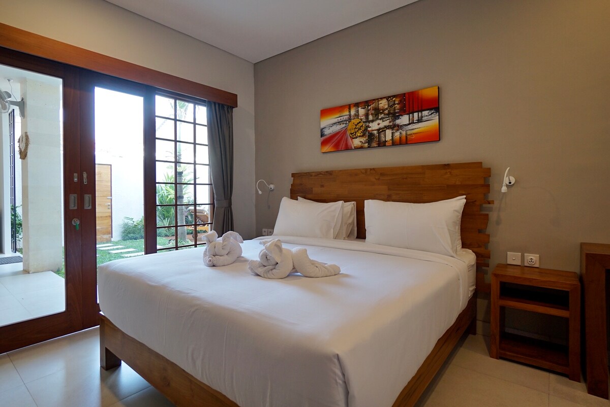 Joyful Poolside Retreat 3 Bedroom Private Villa in Canggu — image 2