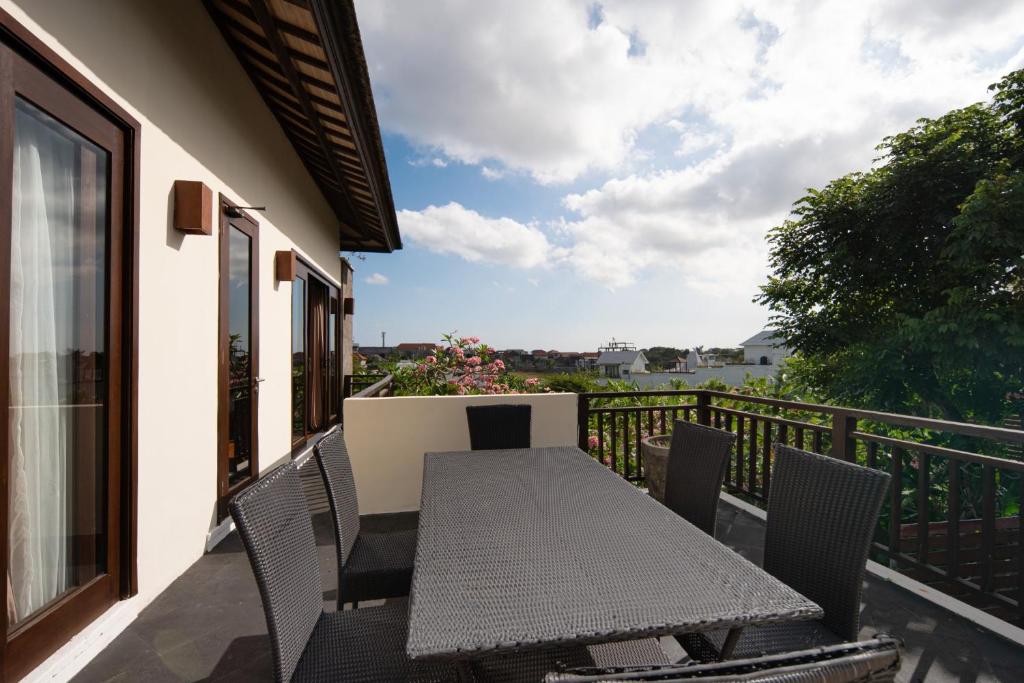 Sunlit Balcony Escape 3 Bedroom Private Villa in Canggu — image 9
