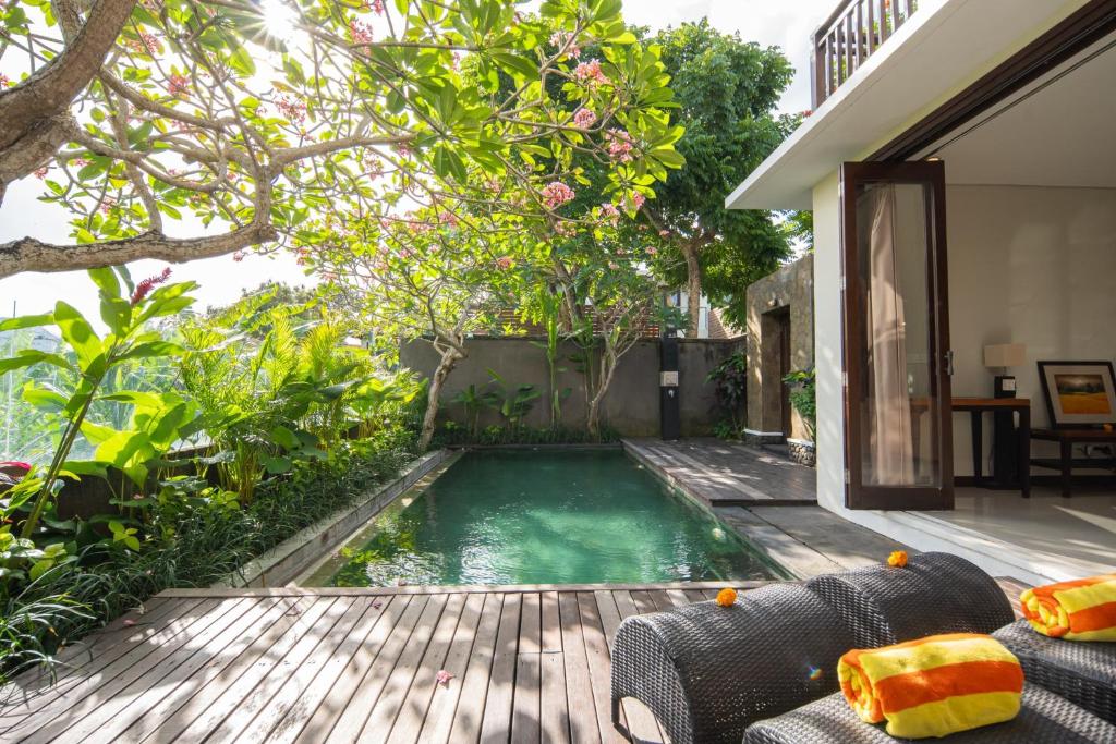 Sunlit Balcony Escape 3 Bedroom Private Villa in Canggu — image 4