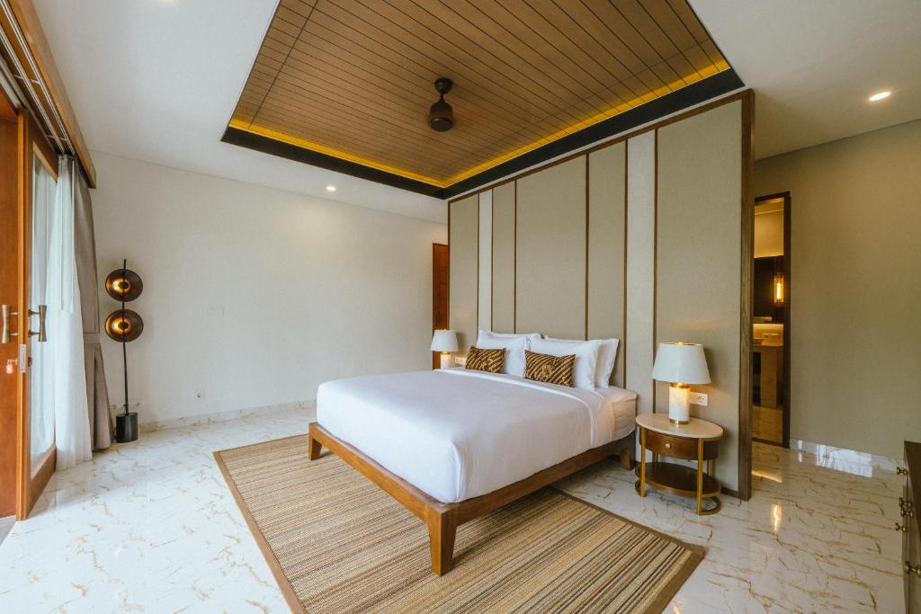 Spacious Tropical Estate 5 Bedroom Private Villa in Canggu — image 9