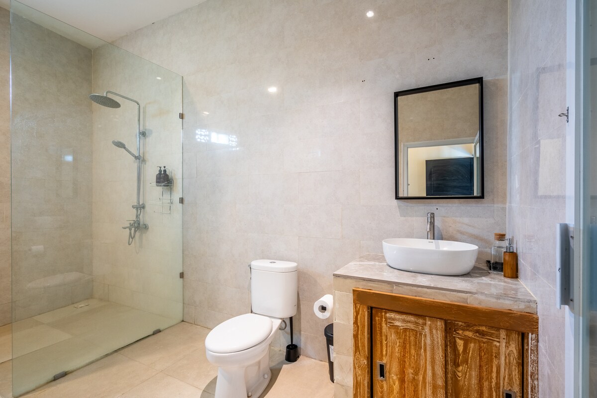 Serene Modern Poolside 3 Bedroom Private Villa in Canggu — image 10