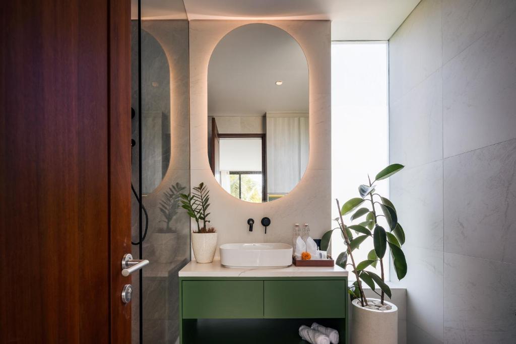 Airy Modern Hideaway 2 Bedroom Private Villa in Canggu — image 1