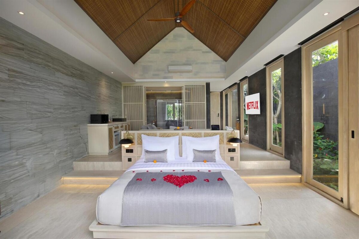 Romantic Honeymoon Escape Private Villa in Canggu — image 4