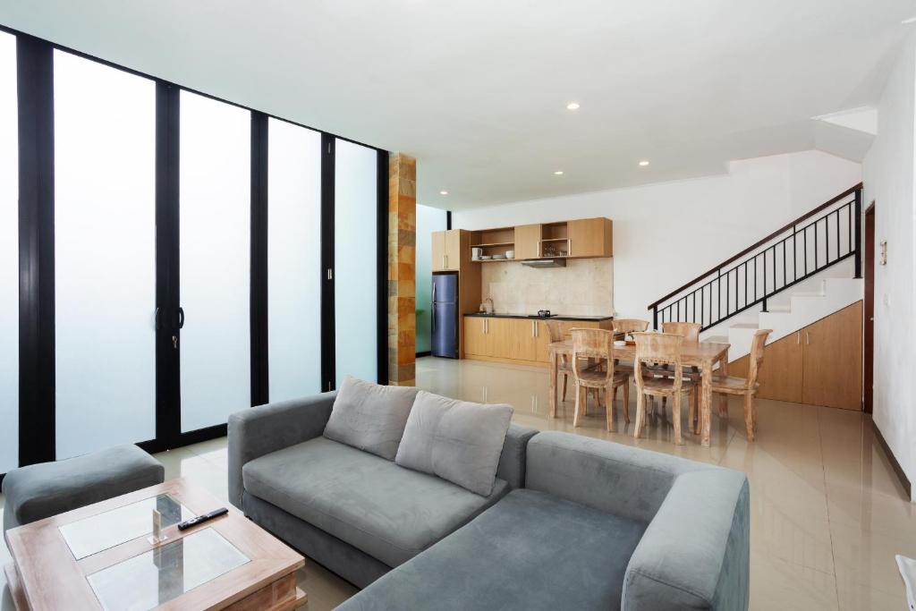 Easygoing Tropical Hideout 3 Bedroom Private Villa in Canggu — image 2