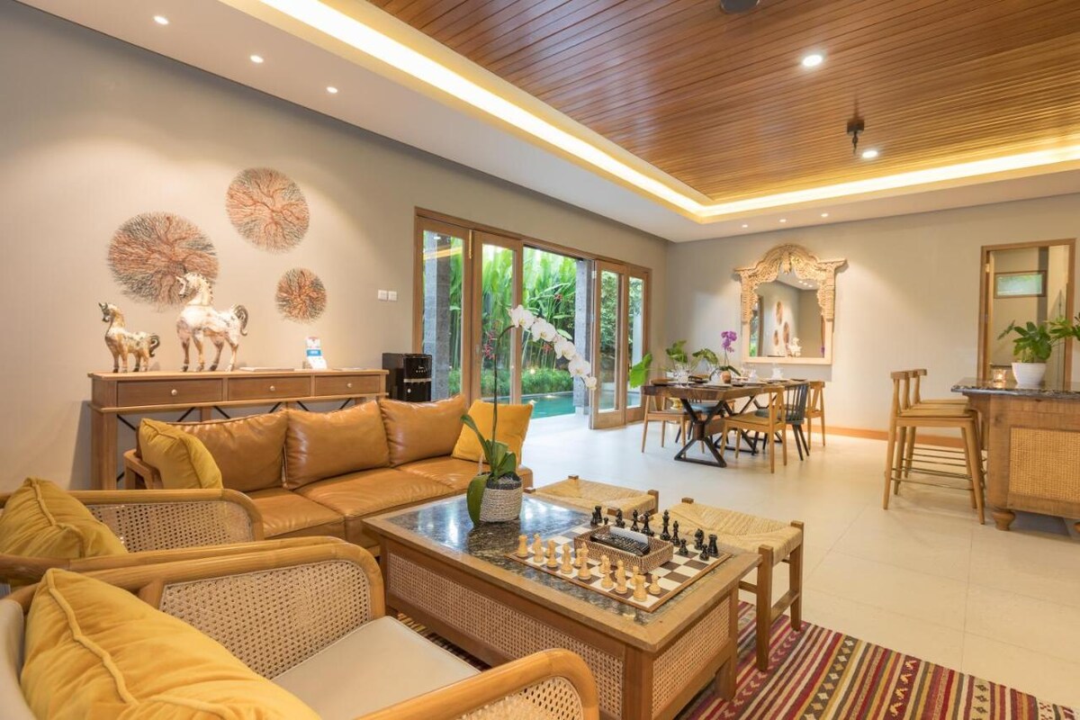 Lush Teakwood Sanctuary 2 Bedroom Private Villa in Canggu — image 2