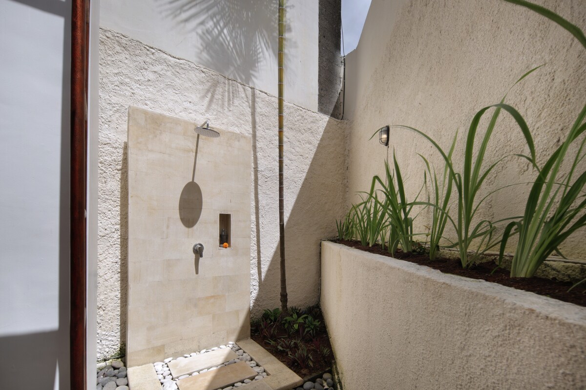 Homely Surf Sanctuary 3 Bedroom Private Villa in Canggu — image 9