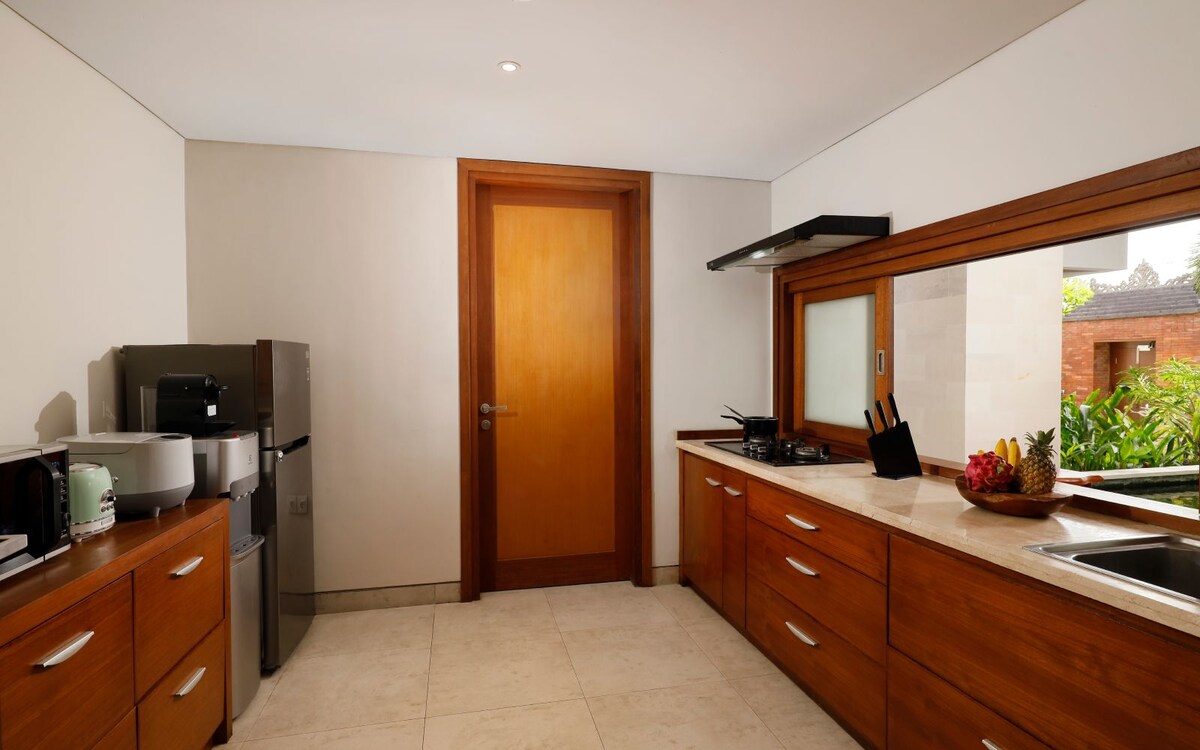 Snug Tropical Gathering 6 Bedroom Private Villa in Canggu — image 6
