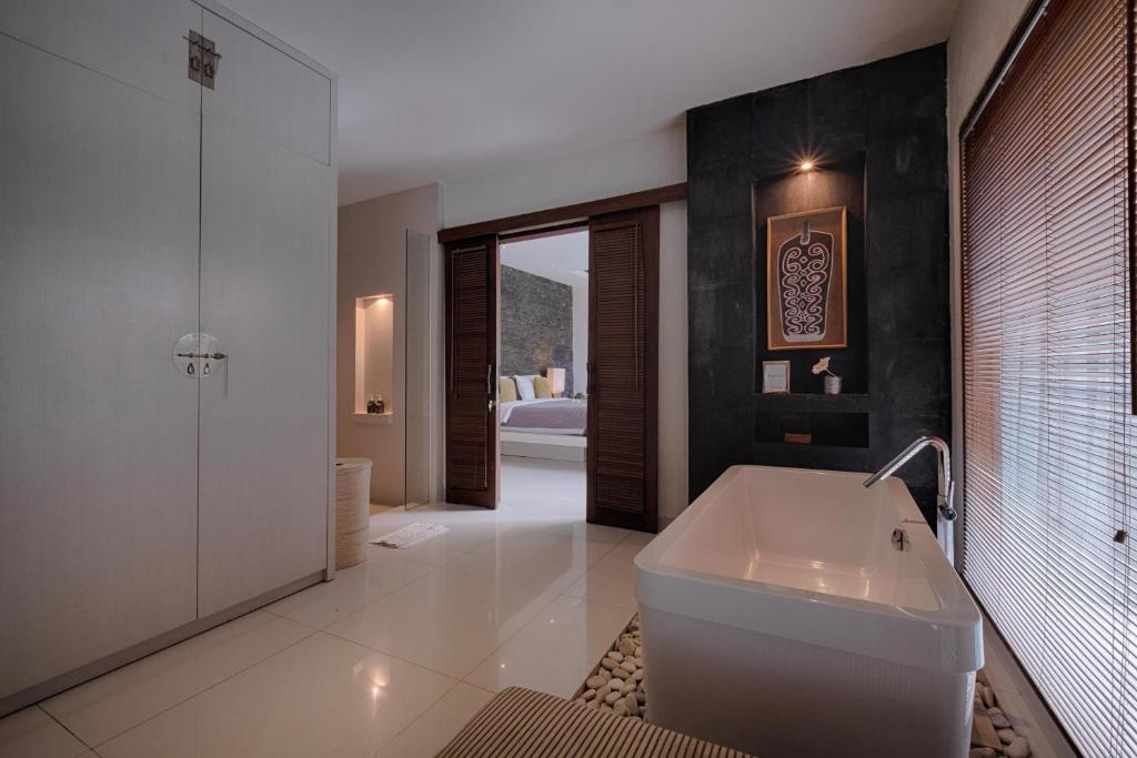 Romantic Poolside Hideaway 1 Bedroom Private Villa in Canggu — image 4