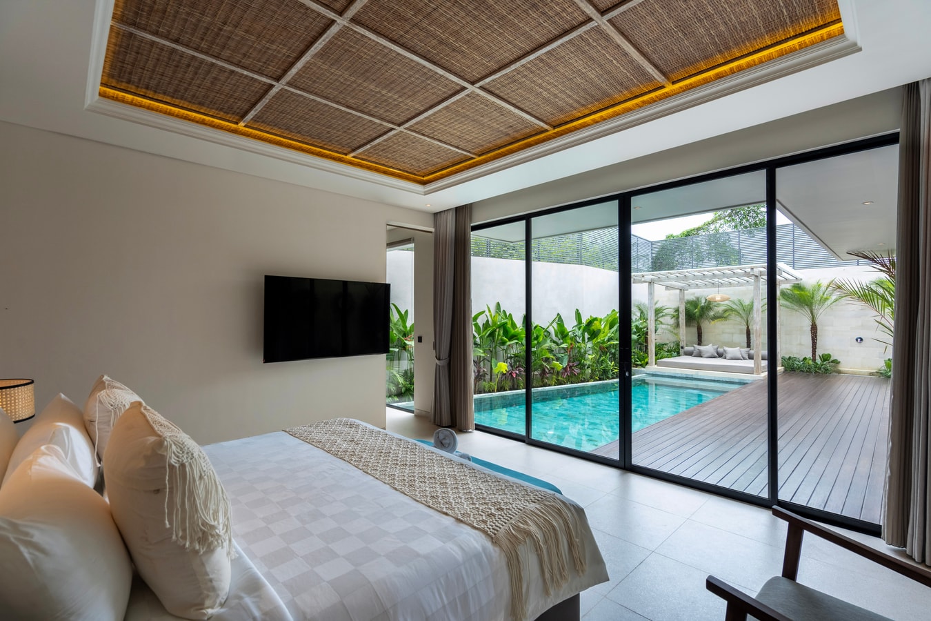 Deneva 10 - Pool & Bathtub Villa, Near Beaches in Canggu, Bali — image 7
